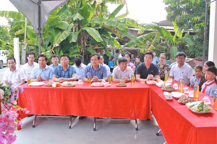 Các đại biểu tham dự buổi lễ khánh thành và bàn giao Nhà nhân ái. (Ảnh: Tiến Hiệp)