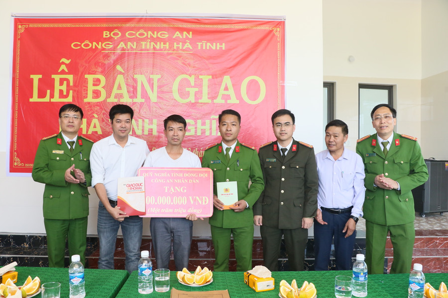 Lãnh đạo Công an tỉnh cùng đại diện Báo GD&TD trao quà hỗ trợ cho gia đình Trung úy Nguyễn Hữu Hiếu (Ảnh: Viết Tứ). Lãnh đạo Công an tỉnh cùng đại diện Báo GD&TD trao quà hỗ trợ cho gia đình Trung úy Nguyễn Hữu Hiếu (Ảnh: Viết Tứ).