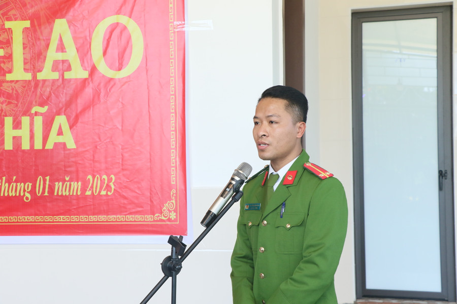 Trung úy Nguyễn Hữu Hiếu phát biểu cảm ơn tại lễ bàn giao. Trung úy Nguyễn Hữu Hiếu phát biểu cảm ơn tại lễ bàn giao.