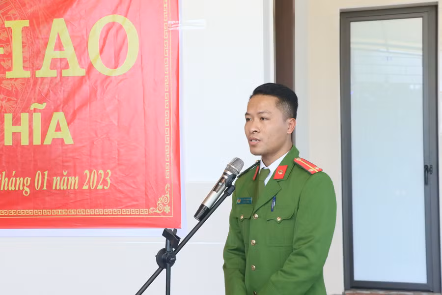 Trung úy Nguyễn Hữu Hiếu phát biểu cảm ơn tại lễ bàn giao.