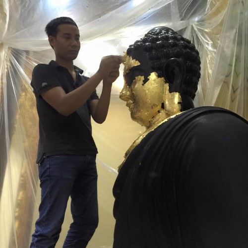 Để thếp vàng trên sản phẩm, người thợ Kiêu Kỵ đã trải qua rất nhiều công đoạn.