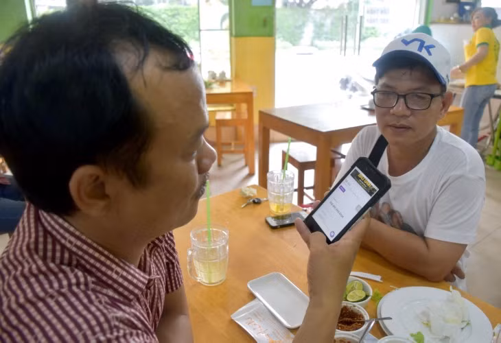 Nhà báo Hà Văn Bảy (trái) và nhà báo Tiểu Vũ bàn luận về phim “Bố già” của Trấn Thành. Ảnh: C.Chương.