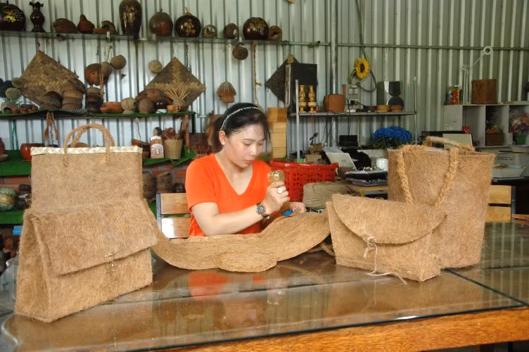 Huế My chuẩn bị nguyên liệu gáo dừa, sản xuất tô, chén.