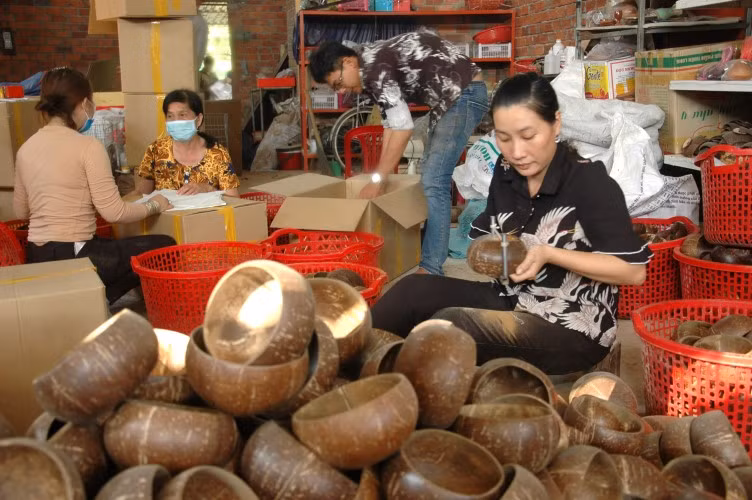 Sản xuất túi xách từ chỉ xơ dừa ép keo tại Công ty TNHH MTV tự động hóa Tùng Phát.