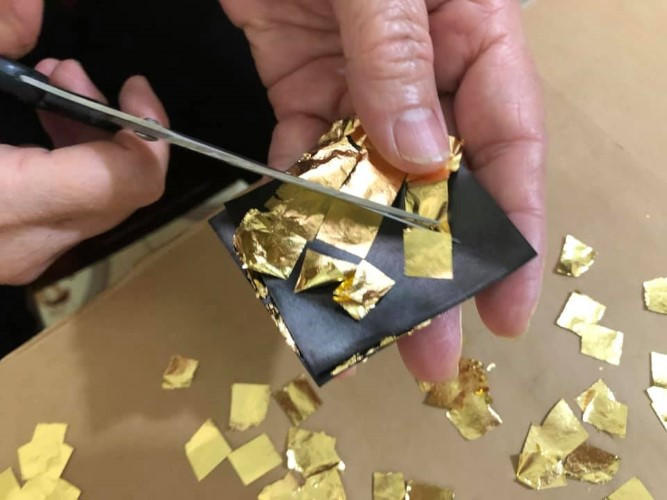 Để vàng thành bụi, người thợ phải trải qua 40 công đoạn.