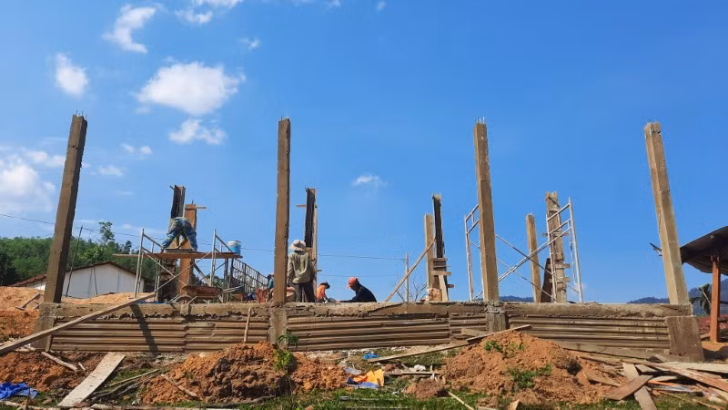 Điểm trường Ông Ruộng, thôn 3, xã Trà Vân đang được gấp rút xây dựng từ sự đóng góp của các nhà hảo tâm.