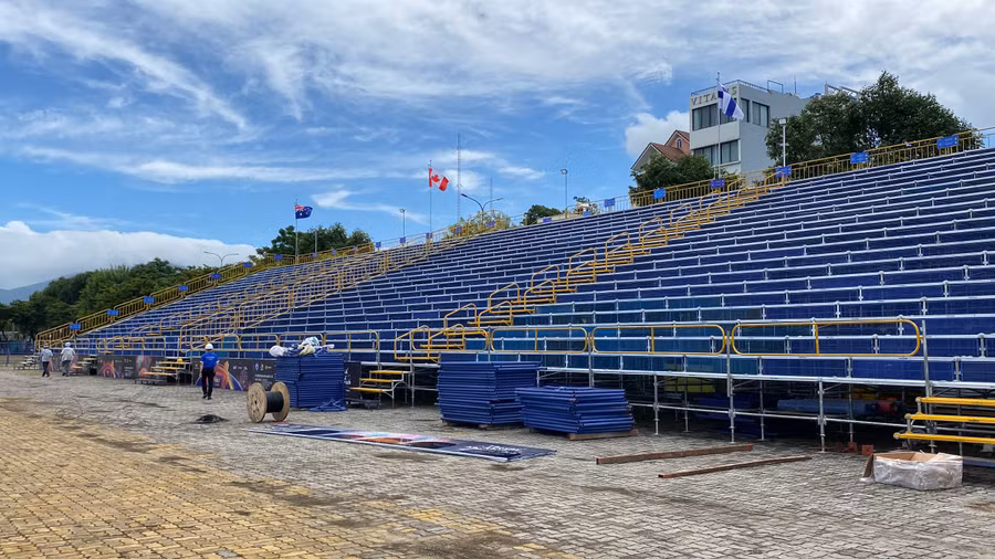 Khán đài xem pháo hoa. Ảnh: Hoàng Vinh