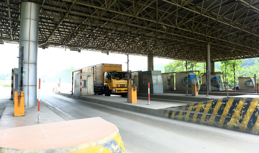 Các làn xe chật chội, gây cản trở giao thông.