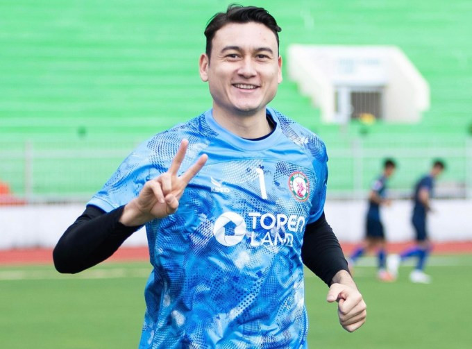 Văn Lâm mang băng thủ quân Bình Định FC ở mùa giải 2023. Văn Lâm mang băng thủ quân Bình Định FC ở mùa giải 2023.