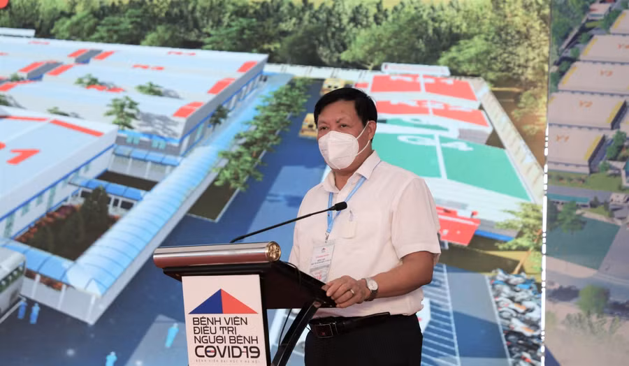 Trước đó, sau hơn 1 tháng khẩn trương thi công, chiều ngày 31/8 Bệnh viện điều trị Covid-19 Y - Hà Nội với trang thiết bị hiện đại đã chính thức đi vào hoạt động. Thứ trưởng Bộ Y tế Đỗ Xuân Tuyên phát biểu tại Lễ khánh thành. Ảnh: BYT.
