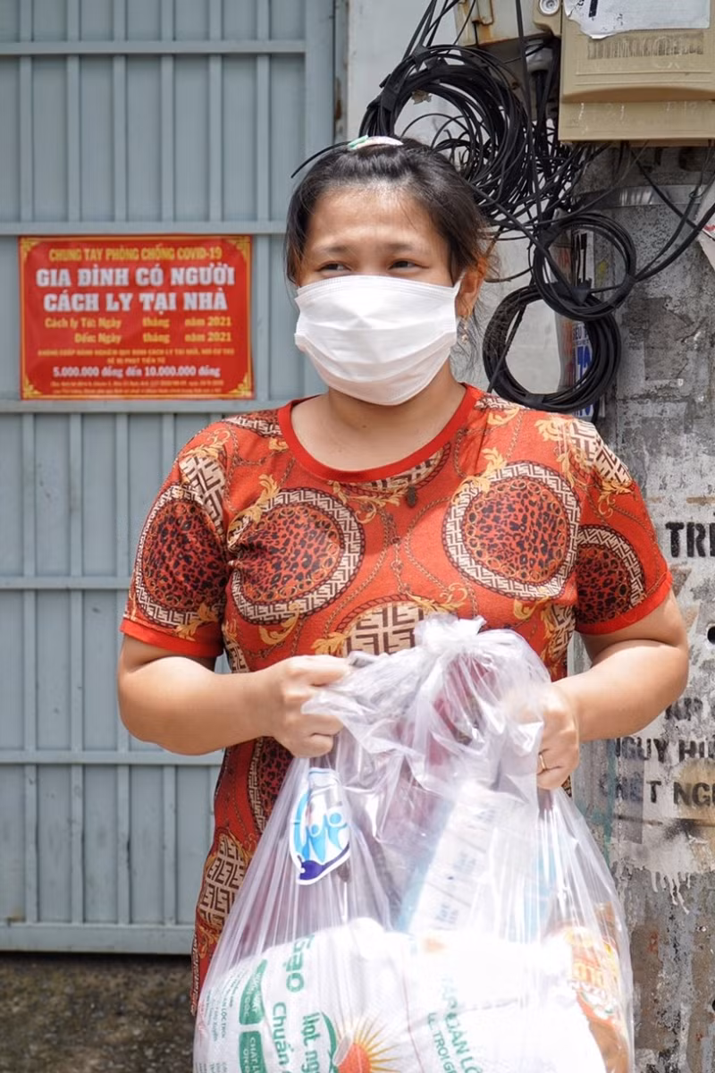 Tuy nhiên, hiện nay, hệ thống trung tâm an sinh các cấp đã hoạt động tốt hơn, có kho hàng hóa sẵn sàng, có đội ngũ tình nguyện giao hàng (shipper); một số tình nguyện viên của đội SOS cũng chuẩn bị về với công việc chuyên môn khi Thành phố đang dần trở lại trạng thái bình thường mới. Do vậy, Chương trình SOS dừng chuyển túi an sinh trực tiếp tới người dân.