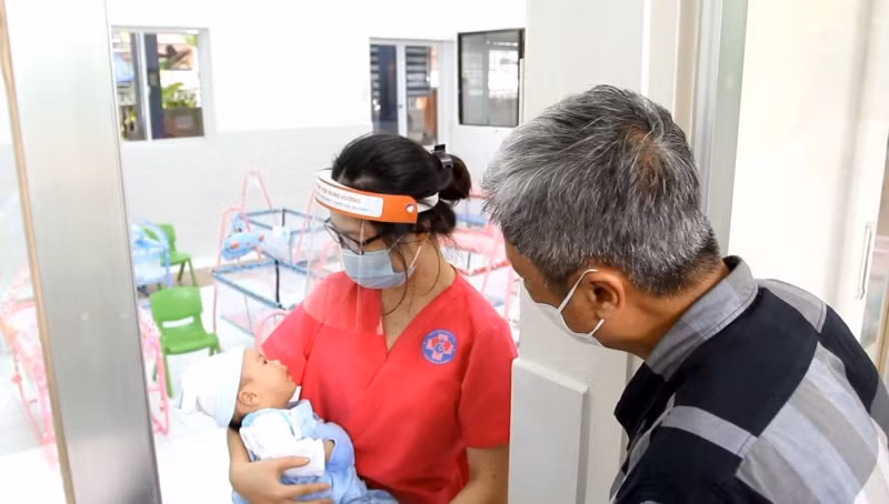 Thứ trưởng Nguyễn Trường Sơn cảm ơn cán bộ, nhân viên y tế và đội ngũ tình nguyện viên đã tích cực tham gia chung tay cùng thành phố để chăm sóc cho các bé. Ảnh: CAND.