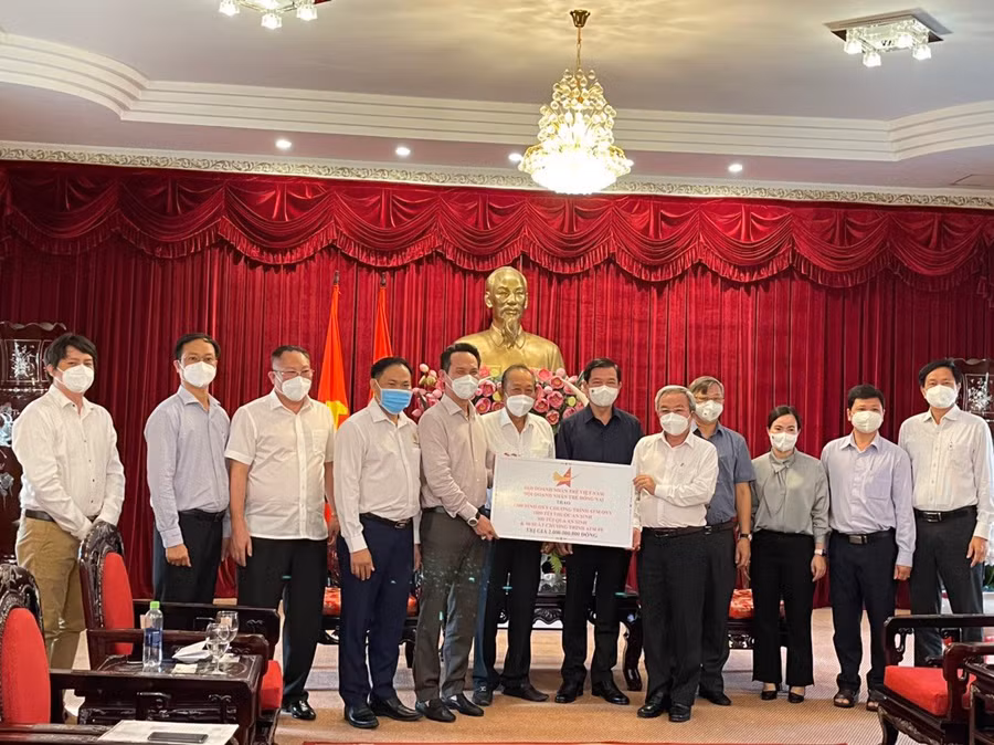 Nguyên Phó Thủ tướng Trương Hòa Bình, lãnh đạo Hội Doanh nhân trẻ Việt Nam trao tặng tỉnh Đồng Nai. Ảnh: VGP.