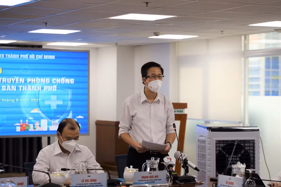 Ông Phạm Đức Hải, Phó Ban chỉ đạo phòng, chống dịch Covid-19 TP Hồ Chí Minh thông tin tại họp báo. Ảnh: Linh Nhi.