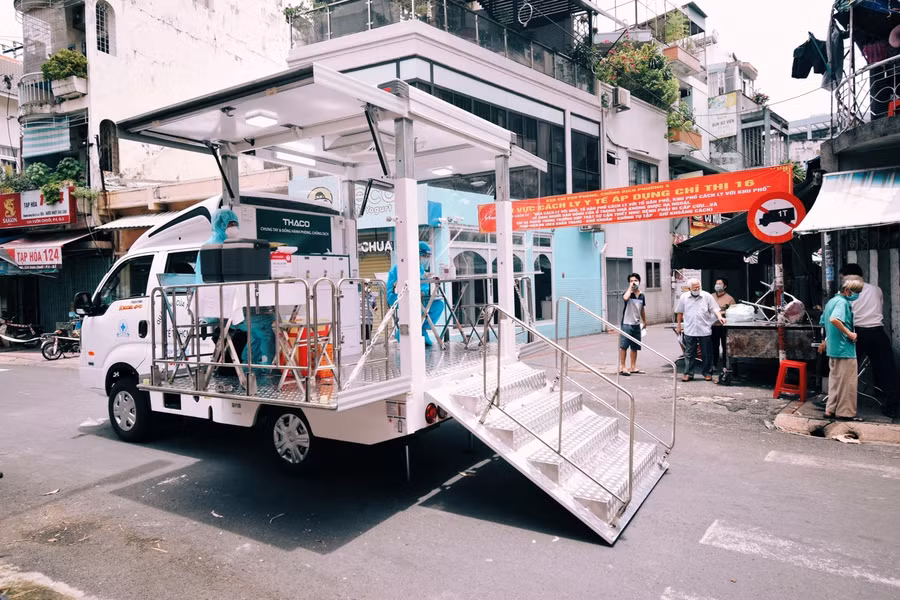 Theo chân xe tiêm chủng vắc xin Covid-19 lưu động ở TP Hồ Chí Minh ảnh 1