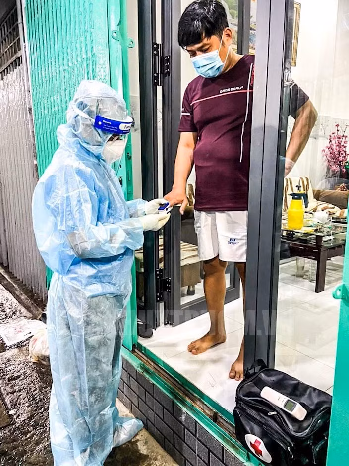 Tặng thuốc, chăm sóc sức khỏe cho bệnh nhân F0 tại nhà trên địa bàn Quận 8.