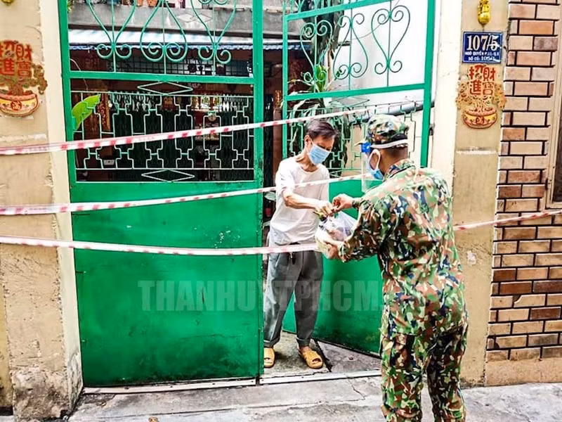 Trao thực phẩm cho người dân ở Quận 5.