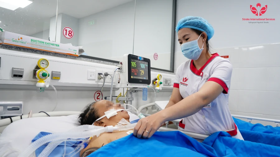 Bà L. được điều dưỡng chăm sóc tại khu điều trị bệnh nặng ICU. Ảnh: sisvietnam.