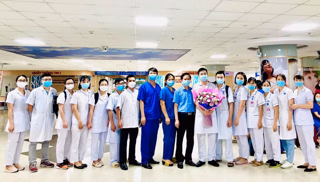 20 cán bộ nhân viên y tế của BV Sản Nhi tỉnh Phú Thọ cùng đoàn công tác của Phú Thọ chi viện Hà Nội. Ảnh: SKĐS.
