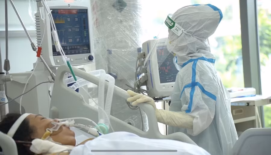 Bệnh nhân Covid-19 trở nặng rất cần sự hỗ trợ của nhân viên y tế và các thiết bị hỗ trợ chuyên nghiệp như máy trợ thở, máy lọc máu, thuốc đặc trị… Ảnh minh họa.