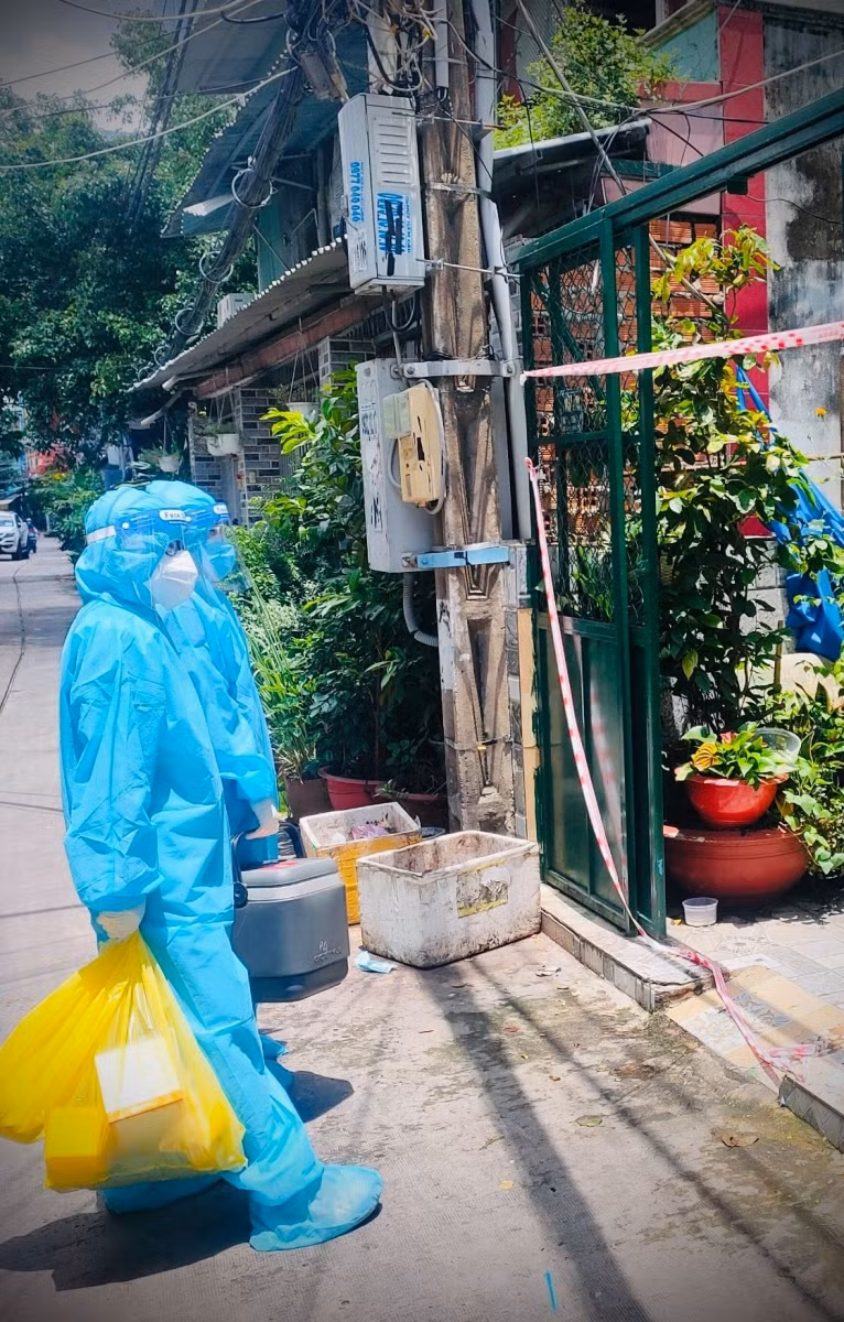 Trung tâm kiểm soát bệnh tật TP Hồ Chí Minh đăng tải hình ảnh ghi lại hoạt động triển khai tiêm vắc xin ngừa Covid-19 tại nhà cho người già, người bị tai biến đi lại khó khăn của các nhân viên y tế Quận 6, TP Hồ Chí Minh.