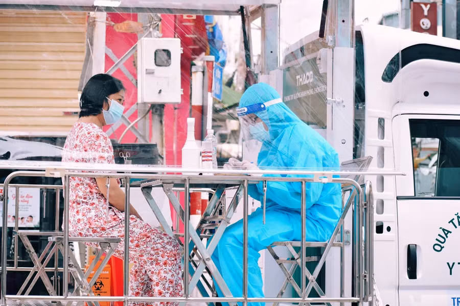 Theo chân xe tiêm chủng vắc xin Covid-19 lưu động ở TP Hồ Chí Minh ảnh 3