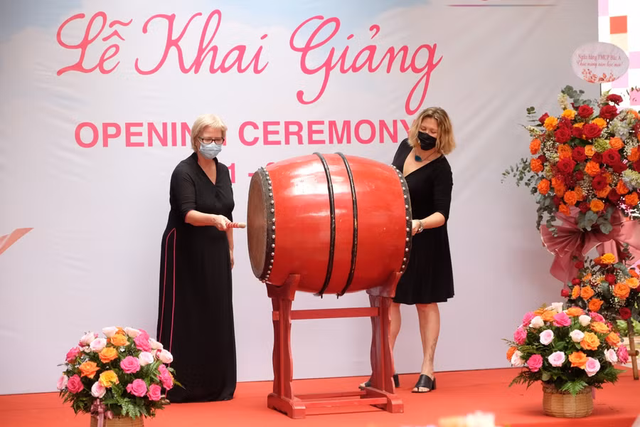 Cô Yvette Jeffrey (Hiệu trưởng khối Mầm non &amp; Tiểu học) cùng đồng nghiệp đánh trống tại điểm cầu TH School Chùa Bộc.