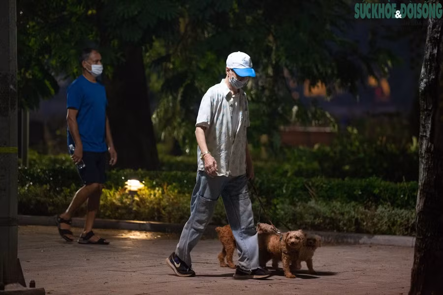 Một người đàn ông còn dắt theo thú cưng đi dạo quanh bờ hồ. Nguồn: SKĐS.