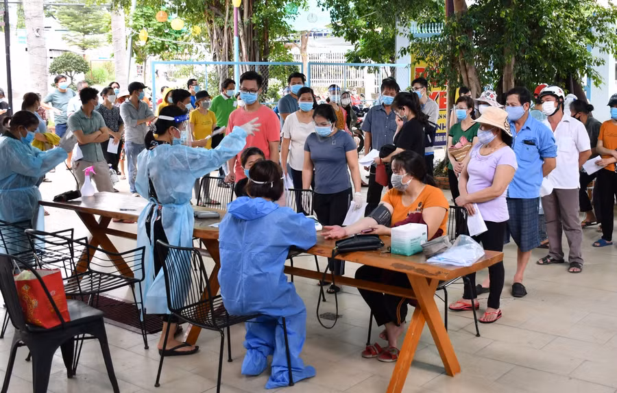 Tiêm vắc xin phòng chống dịch cho người dân ở Biên Hòa. Ảnh: Cổng TTĐT Đồng Nai.
