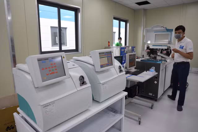 Mỗi một khối nhà điều trị có một buồng áp lực âm đã được vận hành thử nghiệm để sẵn sàng đưa vào sử dụng. Trong ảnh: Hệ thống máy xét nghiệm Covid-19 tại phòng Lab. Ảnh: BYT.