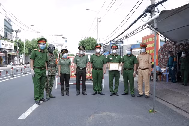 Hai chiến sỹ được khen thưởng ngay tại chốt trực. Ảnh: Bảo vệ pháp luật.