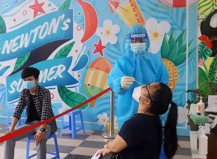 Các đơn vị phấn đấu hoàn thành xét nghiệm diện rộng và tiêm vắc xin Covid-19 đúng kế hoạch. Ảnh: UBND TP Hà Nội.