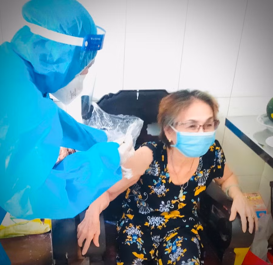 Các nhân viên y tế mất khá nhiều thời gian trong việc di chuyển đến từng nhà trong những con hẻm khác nhau đồng thời hướng dẫn người nhà và người được tiêm cách theo dõi phản ứng sau tiêm và sử dụng thuốc vì đây là đối tượng có bệnh nền.