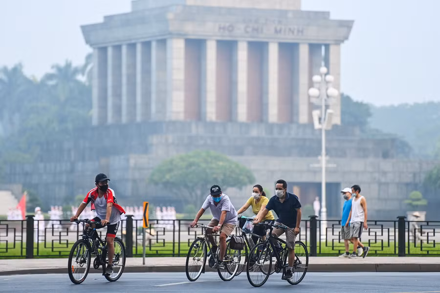 Khu vực xung quanh Lăng Chủ tịch Hồ Chí Minh cũng là một địa điểm yêu thích của người dân khi rèn luyện thể lực ngoài trời. Nguồn: VNE.