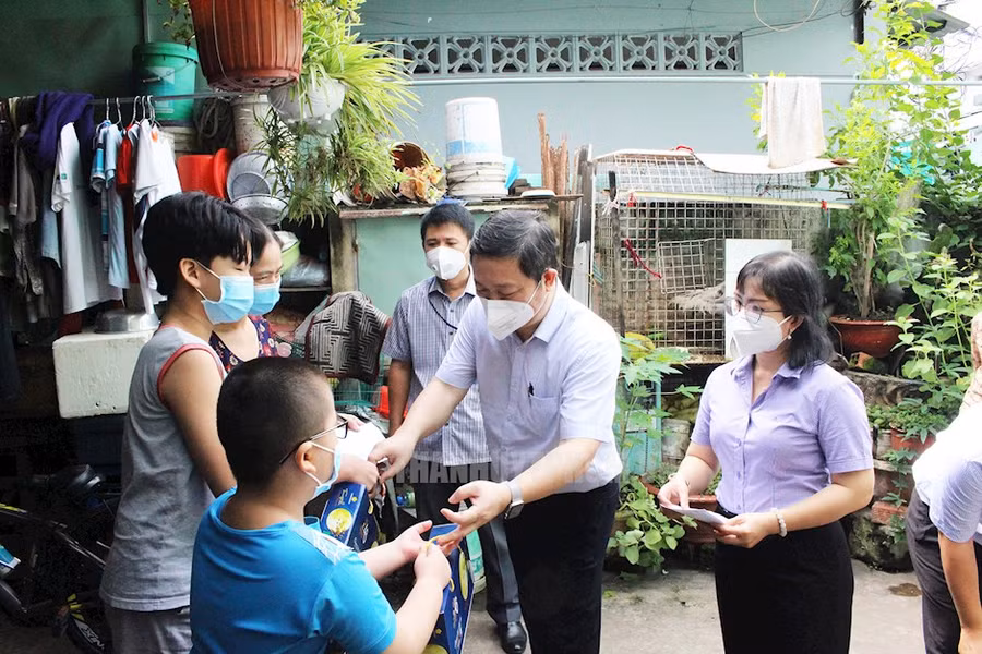 Phó Chủ tịch UBND TP Hồ Chí Minh Dương Anh Đức thăm, tặng quà động viên em N.Q.B. (SN 2013), ngụ Phường 12. Ảnh: Thành ủy TP Hồ Chí Minh.