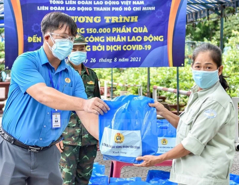 Hỗ trợ quà cho công nhân lao động có hoàn cảnh khó khăn do ảnh hưởng bởi dịch Covid-19. Ảnh: Long Hồ.