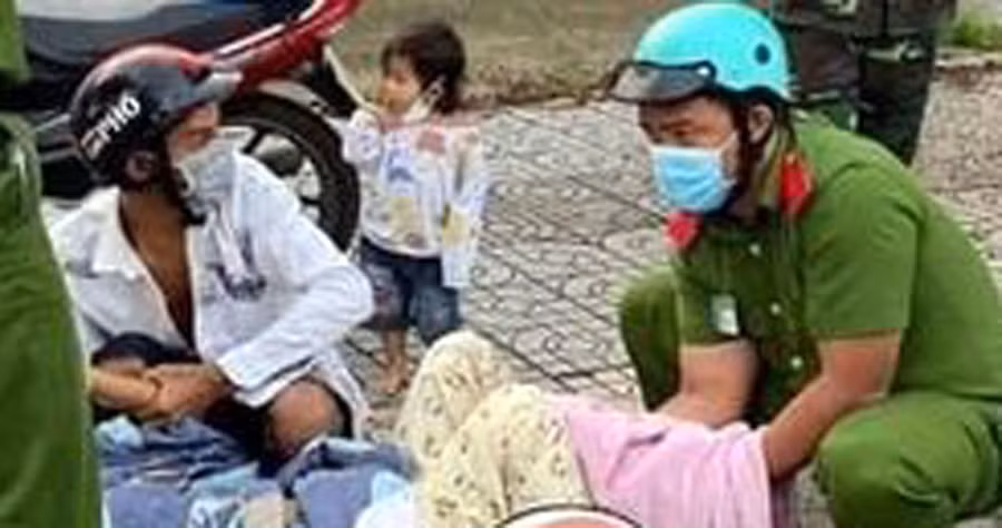 Các chiến sỹ công an đỡ đẻ cho sản phụ ngay trên vỉa hè.