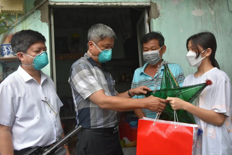 Thứ trưởng Nguyễn Trường Sơn thăm và tặng quà, động viên em nhỏ có hoàn cảnh khó khăn, có người thân mất do Covid-19. Ảnh: CAND.