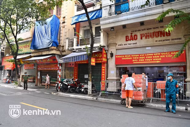 Ngoài phương tiện ô tô tải vận chuyển, tại cửa hàng vẫn phải liên tục tăng cường thêm bánh từ cửa hàng tới điểm bán trường tiểu học Chu Văn An. Ảnh: Kênh 14.