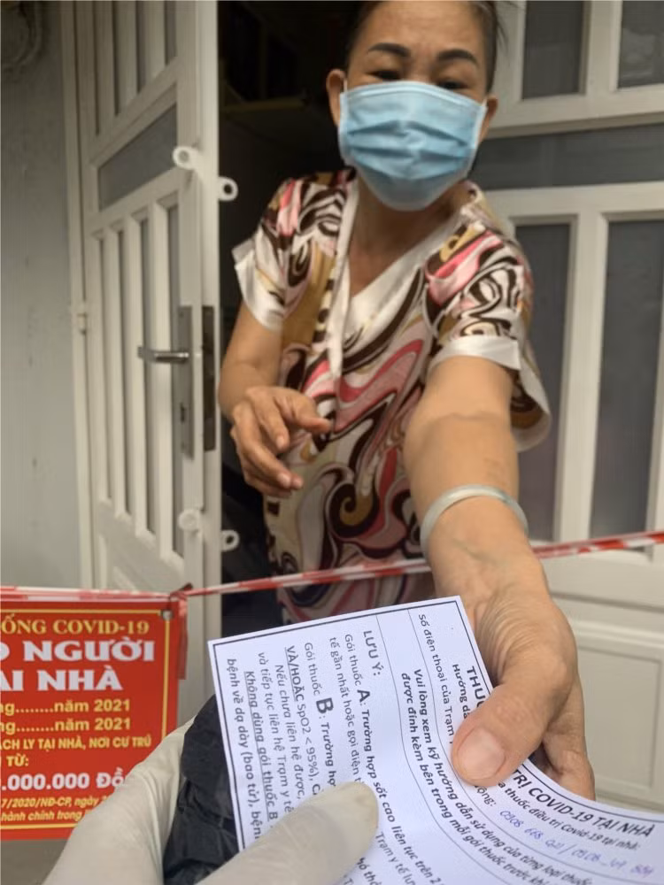 Các bệnh nhân nhiễm Covid-19 hoặc test nhanh dương đang cách ly tại nhà có thể liên hệ với Trạm y tế lưu động tại địa phương hoặc số hotline hỗ trợ y tế tại phường để được chăm sóc tốt nhất.