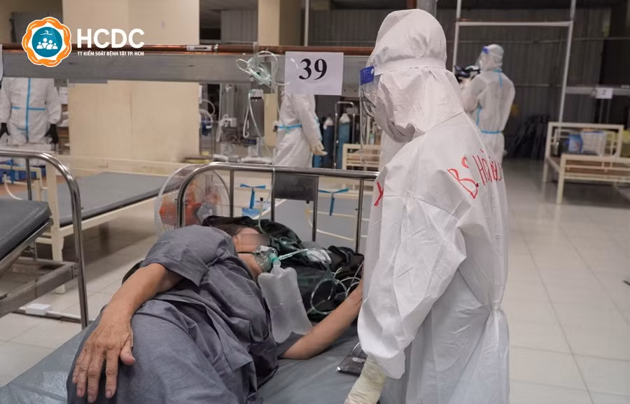 Họ đem trao các phần quà đến từng giường bệnh cho bệnh nhân.