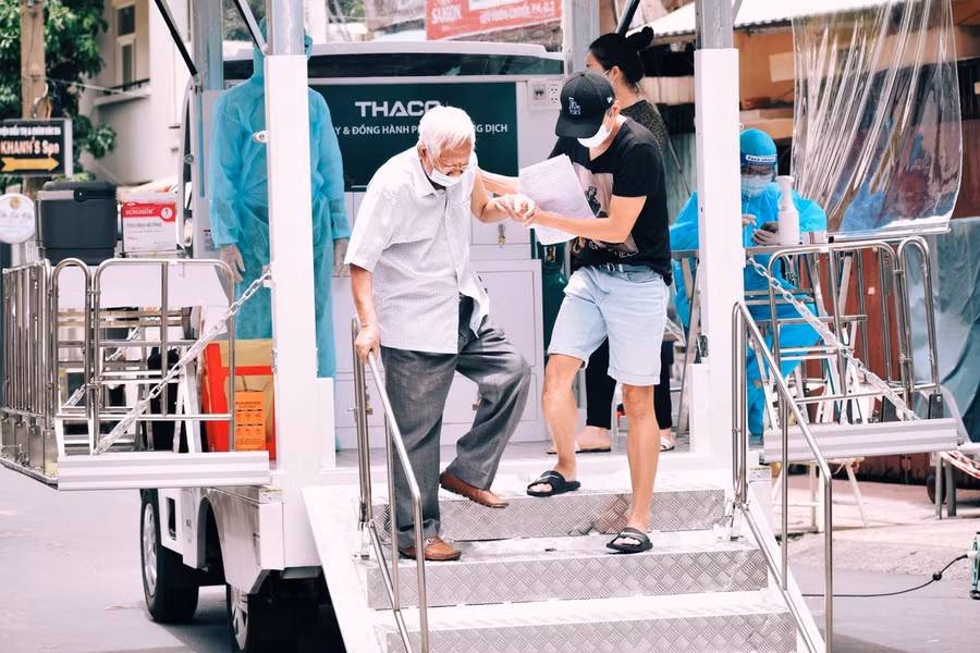 Theo chân xe tiêm chủng vắc xin Covid-19 lưu động ở TP Hồ Chí Minh ảnh 5