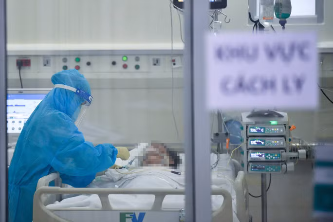 Nhân viên y tế điều trị cho bệnh nhân nhiễm Covid-19. Ảnh minh họa.