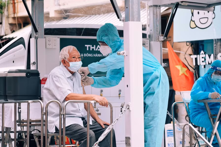 Theo chân xe tiêm chủng vắc xin Covid-19 lưu động ở TP Hồ Chí Minh ảnh 4