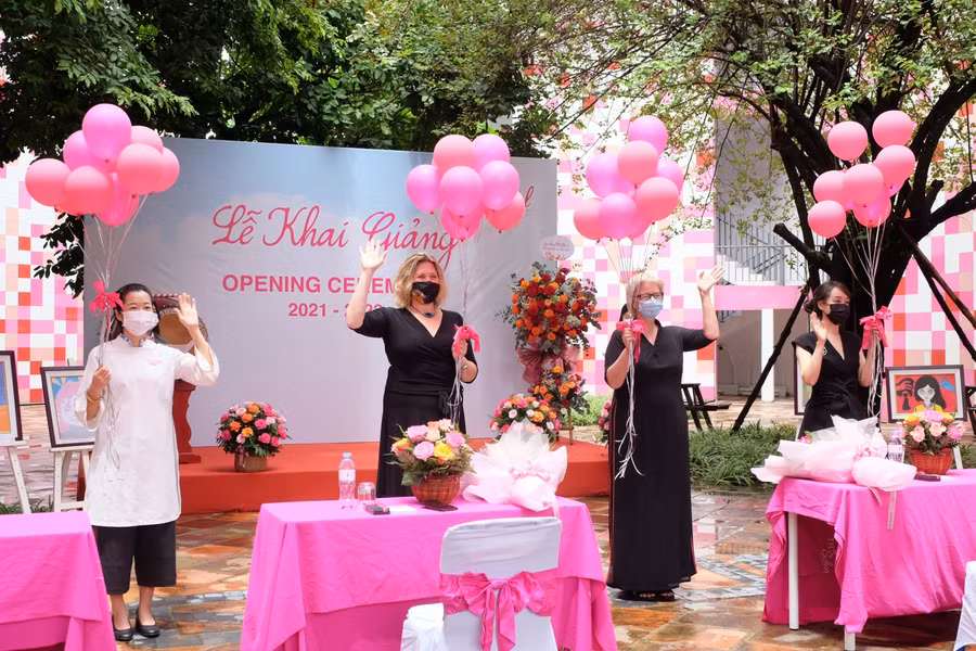 Chị Nguyễn Thu Thảo – Giám đốc Điều hành TH School cùng các thầy cô giáo tại Lễ khai giảng ở điểm cầu TH School Chùa Bộc.