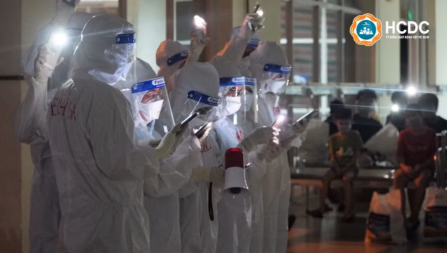 Bác sĩ và bệnh nhân gắn kết, chia sẻ như một gia đình, xua tan sự buồn bã nơi bệnh viện.