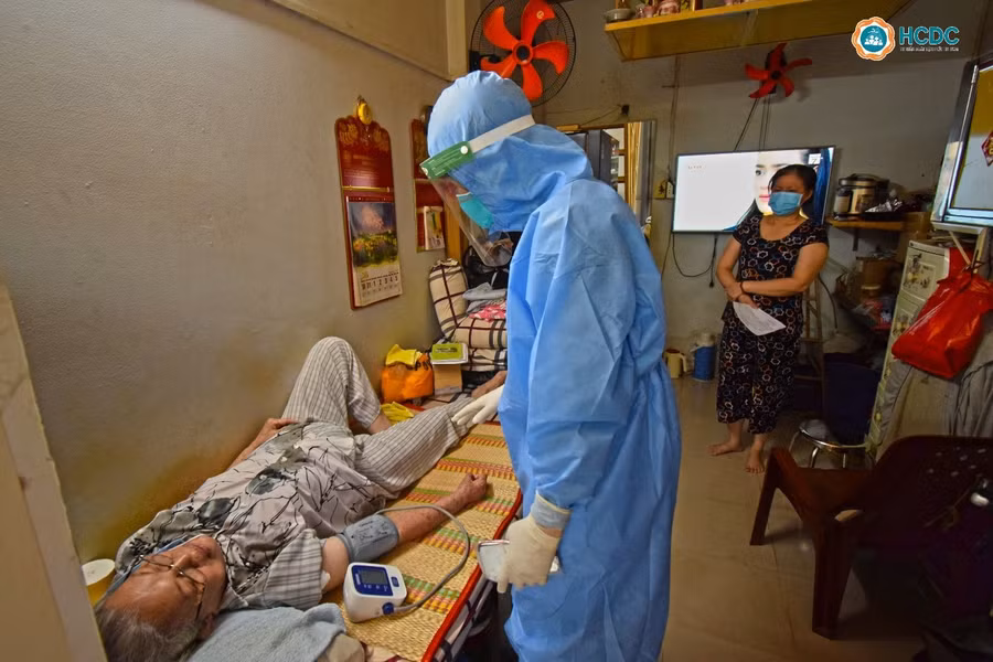 Trước khi tiêm, người dân sẽ được thăm khám tình trạng sức khỏe hiện tại, tư vấn về việc tiêm vắc xin phòng bệnh. Nguồn: HCDC TP Hồ Chí Minh.