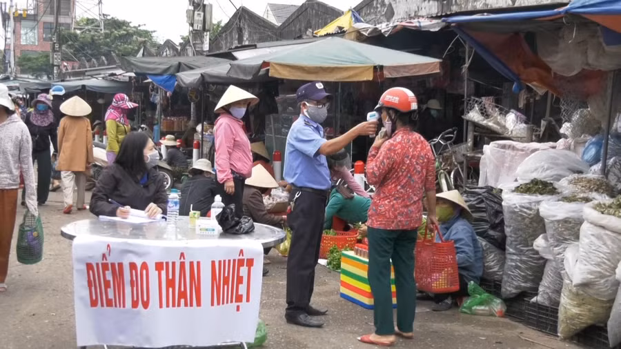 Xét nghiệm virus SARS-CoV-2 bằng test nhanh kháng nguyên tại chợ đầu mối. Ảnh minh họa.