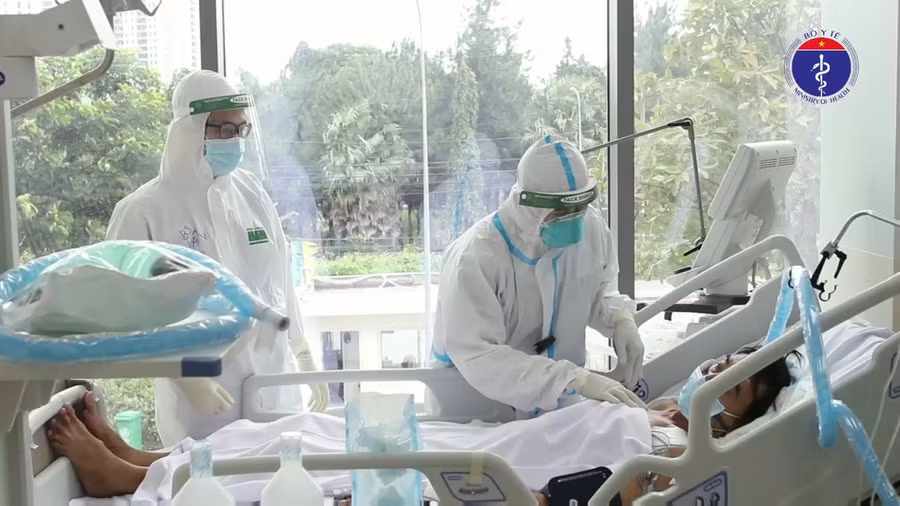 Chăm sóc bệnh nhân Covid-19 khiến các bác sĩ đối mặt với nhiều nguy cơ nhiễm Covid-19. Ảnh BYT.