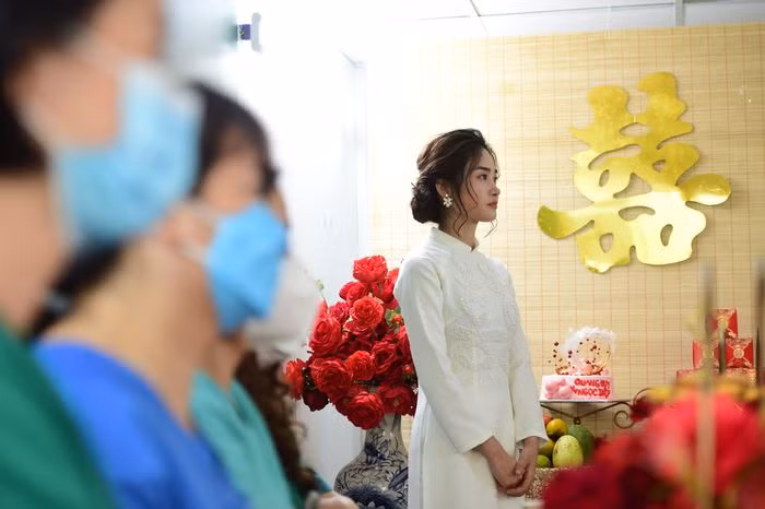 Hôn lễ diễn ra trong giờ nghỉ, tại phòng hành chính thuộc Trung tâm Hồi sức tích cực, Bệnh viện dã chiến số 16. Ảnh: Zing.